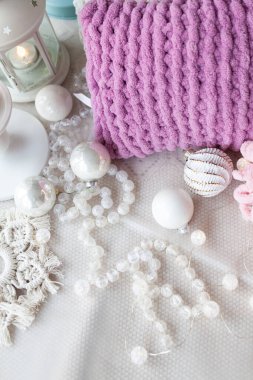 Boncuklarla, balolarla, yeni yıl dekorlarıyla, pelüş iplik yastıklarıyla güzel narin bir beyaz Noel geçmişi var.