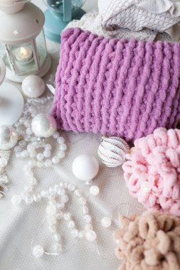 Boncuklarla, balolarla, yeni yıl dekorlarıyla, pelüş iplik yastıklarıyla güzel narin bir beyaz Noel geçmişi var.
