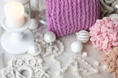 Boncuklarla, balolarla, yeni yıl dekorlarıyla, pelüş iplik yastıklarıyla güzel narin bir beyaz Noel geçmişi var.