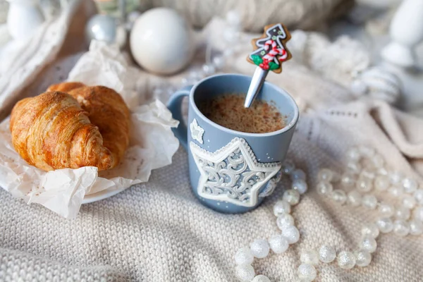 Café Manhã Natal Com Croissant Uma Caneca Decorada Com Floco — Fotografia de Stock
