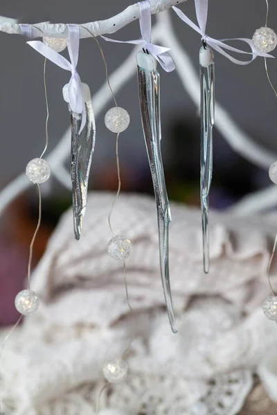 Dichroitische Glaszapfen Hängen Einem Ast Handgefertigt Schmelztechnik Wunderschönes Weihnachtsdekor — Stockfoto