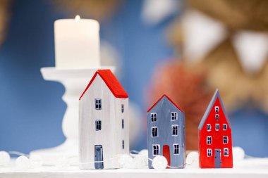 Küçük, boyalı ahşap evler. El yapımı. Ev için güzel bir yılbaşı dekoru. Noel hediyesi.