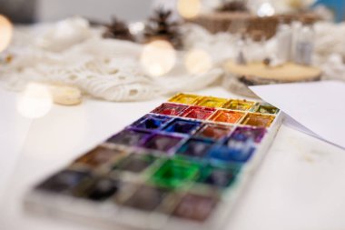 Resimler için suluboya boya ve fırça seti. Seçici odak.