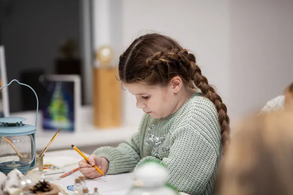 Kız Noel Ana Sınıfında Suluboya Resim Yapıyor Okuldaki Çocukların Eğitimi — Stok fotoğraf