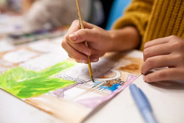 Kız Noel Ana Sınıfında Suluboya Resim Yapıyor Okuldaki Çocukların Eğitimi — Stok fotoğraf