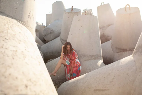 Hermosa Mujer Vestido Rojo Largo Cerca Del Rompeolas Paseo Por —  Fotos de Stock