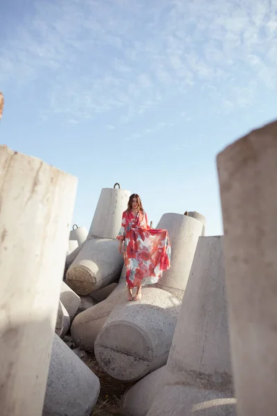 Hermosa Mujer Vestido Rojo Largo Cerca Del Rompeolas Paseo Por —  Fotos de Stock