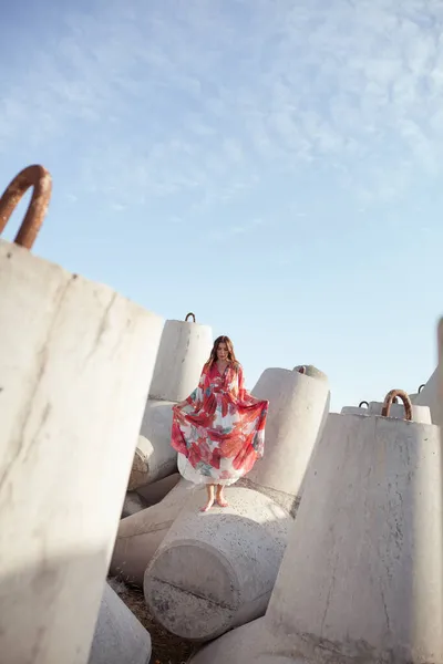 Hermosa Mujer Vestido Rojo Largo Cerca Del Rompeolas Paseo Por —  Fotos de Stock