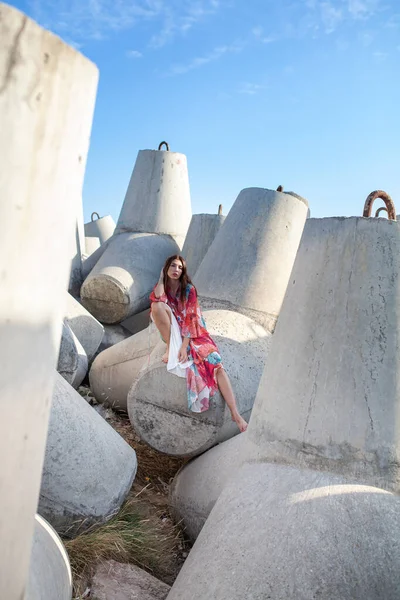 Dalgakıran Yakınında Uzun Kırmızı Elbiseli Güzel Bir Kadın Deniz Kenarında — Stok fotoğraf