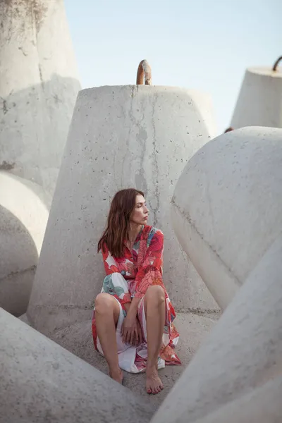 Hermosa Mujer Vestido Rojo Largo Cerca Del Rompeolas Paseo Por —  Fotos de Stock