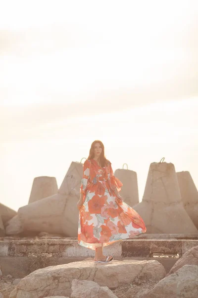 Hermosa Mujer Vestido Rojo Largo Cerca Del Rompeolas Paseo Por —  Fotos de Stock