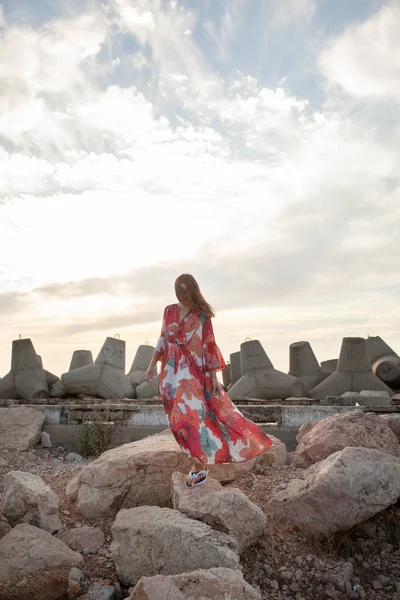 Dalgakıran Yakınında Uzun Kırmızı Elbiseli Güzel Bir Kadın Deniz Kenarında — Stok fotoğraf