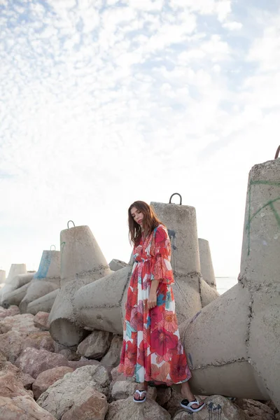 Hermosa Mujer Vestido Rojo Largo Cerca Del Rompeolas Paseo Por —  Fotos de Stock