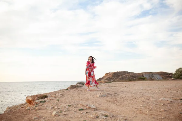 Deniz Kenarında Uzun Kırmızı Elbiseli Güzel Bir Kadın Sahilde Bir — Stok fotoğraf