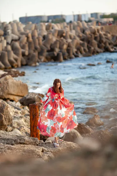 Mulher Bonita Vestido Vermelho Longo Perto Quebra Mar Passeio Pelo — Fotografia de Stock