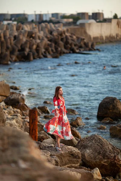 Beautiful Woman Long Red Dress Breakwater Walk Sea — Stock Photo, Image