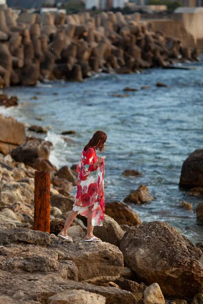 Hermosa Mujer Vestido Rojo Largo Cerca Del Rompeolas Paseo Por —  Fotos de Stock