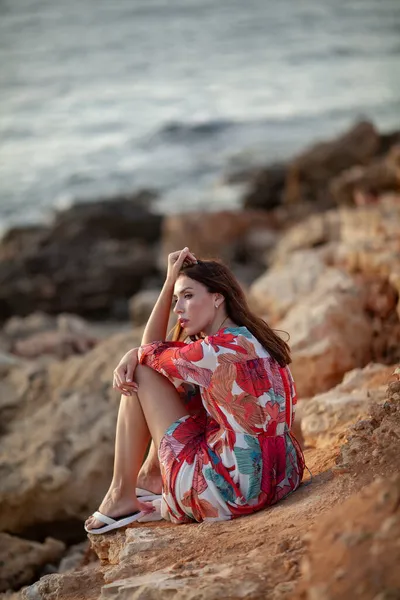 Hermosa Mujer Largo Vestido Rojo Cerca Del Mar Paseo Por —  Fotos de Stock