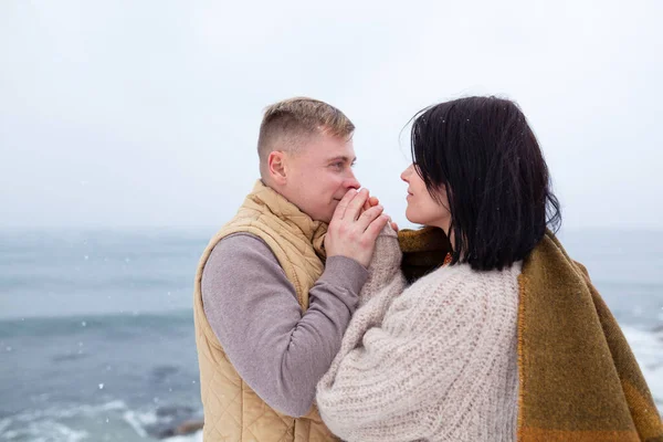 Mooi Paar Verliefd Oever Van Winter Zee — Stockfoto