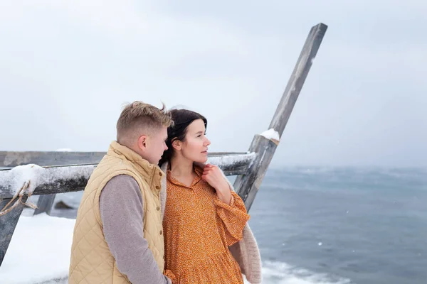 Piękna Para Zakochanych Brzegu Morza Zimowego Szczęśliwy Mężczyzna Dziewczyna Stoją — Zdjęcie stockowe