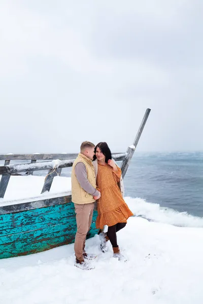 Schönes Verliebtes Paar Ufer Des Wintermeeres Glücklicher Mann Und Mädchen — Stockfoto