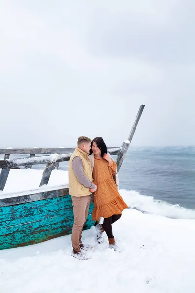 Belo Casal Apaixonado Costa Mar Inverno Homem Menina Feliz Estão — Fotografia de Stock