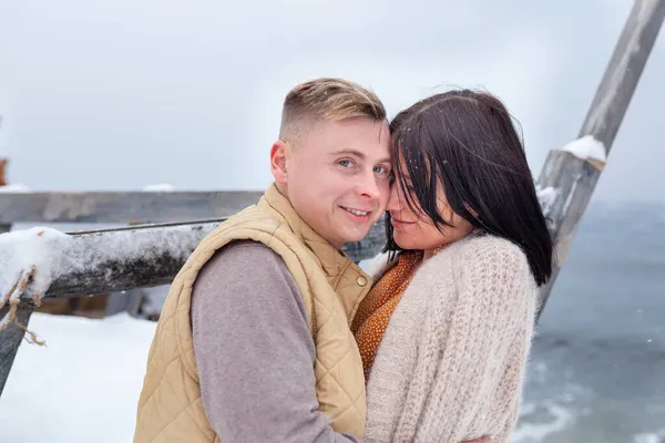 Belo Casal Apaixonado Costa Mar Inverno Homem Menina Feliz Estão — Fotografia de Stock