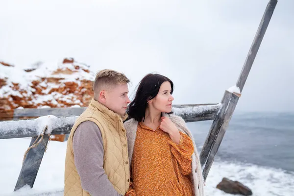 Krásný Pár Zamilovaný Břehu Zimního Moře Šťastný Muž Dívka Stojí — Stock fotografie