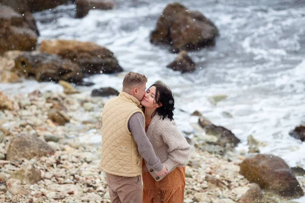 Beautiful Couple Love Walks Coast Winter Sea — Stock Photo, Image