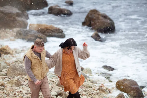 爱情中的一对年轻貌美的情侣在冬季的海滨漫步 — 图库照片
