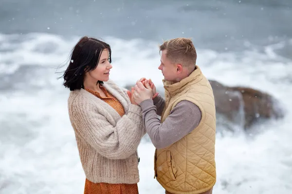 Piękna Para Miłości Spacery Wzdłuż Wybrzeża Zimowego Morza — Zdjęcie stockowe