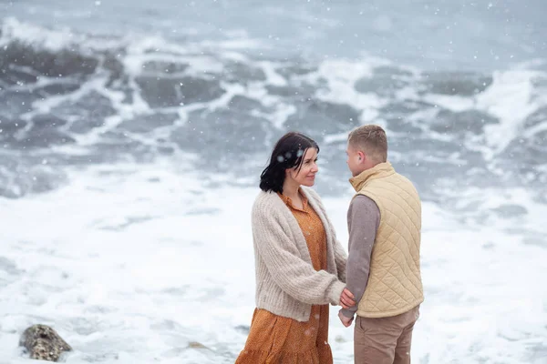 Hermosa Pareja Enamorada Pasea Por Costa Del Mar Invierno —  Fotos de Stock