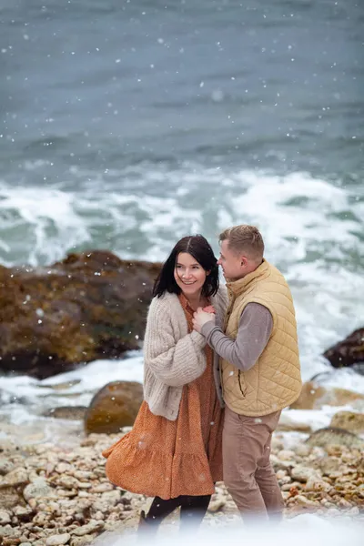 Schönes Verliebtes Paar Spaziert Der Küste Des Wintermeeres — Stockfoto