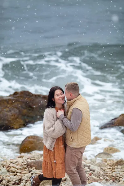 Hermosa Pareja Enamorada Pasea Por Costa Del Mar Invierno —  Fotos de Stock