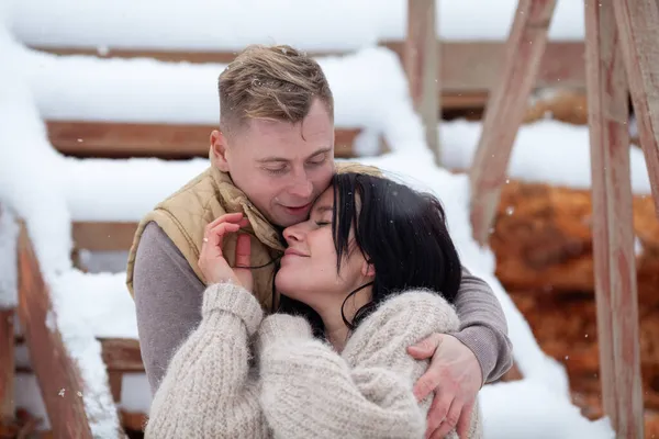 Hermosa Pareja Enamorada Sienta Escalones Madera Cerca Una Roca Hombre — Foto de Stock