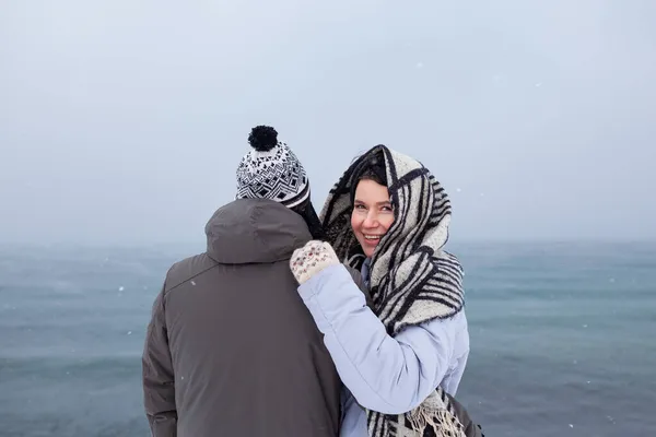 Пара Влюбленных Гуляет Берегу Зимнего Моря Мужчина Женщина Замерзают Идет — стоковое фото