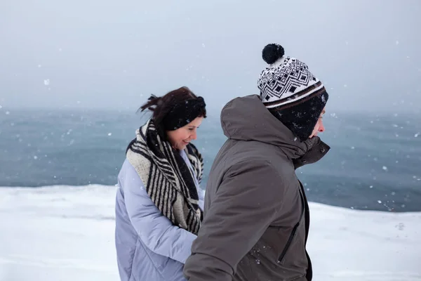 Couple Love Walks Shore Winter Sea Man Woman Frozen Snowing — Stock Photo, Image