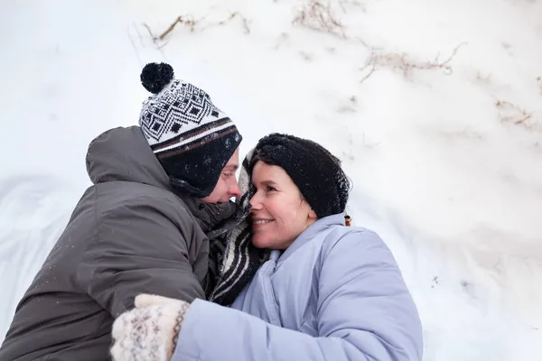 Couple Love Walks Shore Winter Sea Man Woman Frozen Snowing — Stock Photo, Image