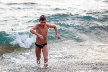 Oğlan kışın soğuk suda yıkanır, sertleşir.