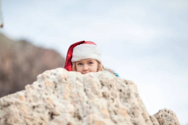 Malá Hezká Dívka Santa Claus Klobouku Pobřeží Dítě Chodí Bundě — Stock fotografie