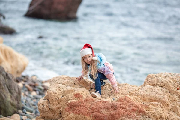 Malá Hezká Dívka Santa Claus Klobouku Pobřeží Dítě Chodí Bundě — Stock fotografie