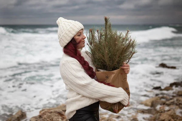 Uzun Kızıl Saçlı Güzel Bir Kız Noel Ağacı Dallarıyla Dolu — Stok fotoğraf