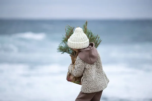 Güzel Bir Kız Noel Ağacı Dallarıyla Dolu Bir Çantası Tutuyor — Stok fotoğraf