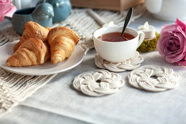 Bonito Café Manhã Acolhedor Croissants Chá Mesa Decorada Com Guardanapos — Fotografia de Stock