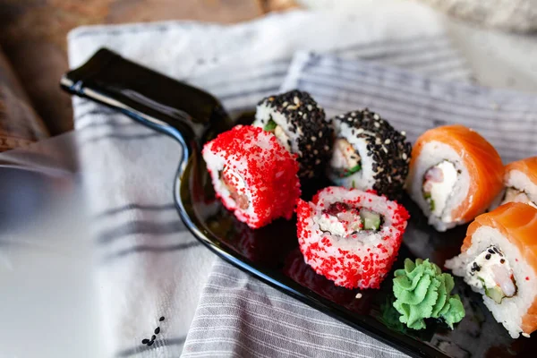 Ιαπωνικό Σούσι Μακαρόνια Τόνο Σολομό Γαρίδες Καβούρια Και Αβοκάντο Σερβίρεται — Φωτογραφία Αρχείου