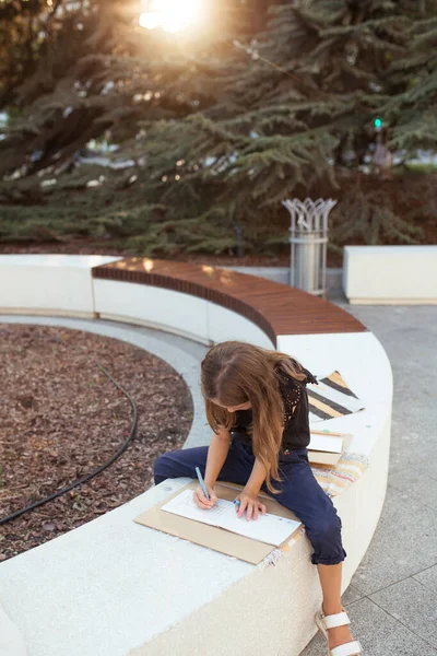 Uma Adolescente Desenha Esboço Cidade Plein Educativo — Fotografia de Stock