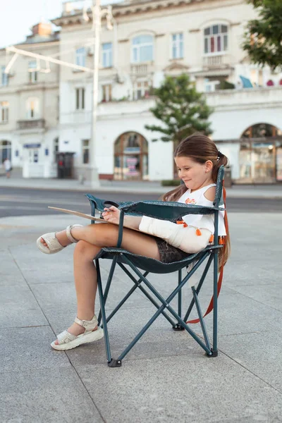 Une Adolescente Dessine Croquis Dans Ville Enseignement Plein Air — Photo