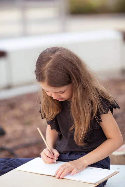 Девочка Подросток Рисует Скетч Городе Образовательный Пленэр — стоковое фото