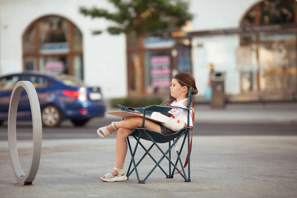 Tonårstjej Ritar Skiss Stan Pedagogisk Plein Luft — Stockfoto