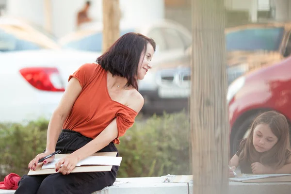 Mam Dochter Schilderen Stad Schets Onderwijs Plein Lucht Zomer — Stockfoto